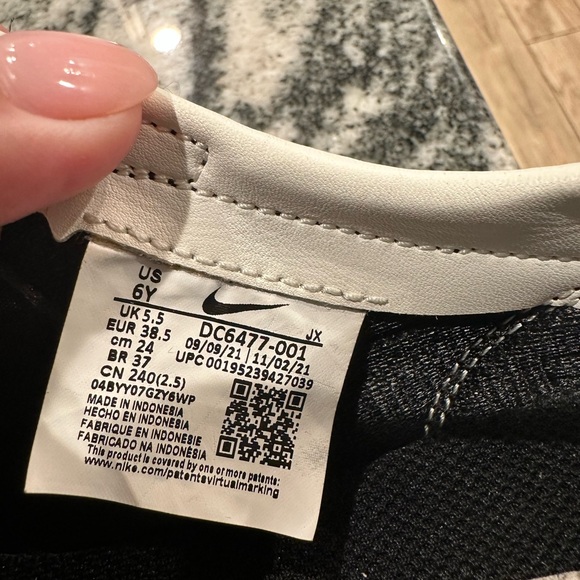 NIKE RUNNING SHOES/ BLK AND WHITE - Picture 4 of 5